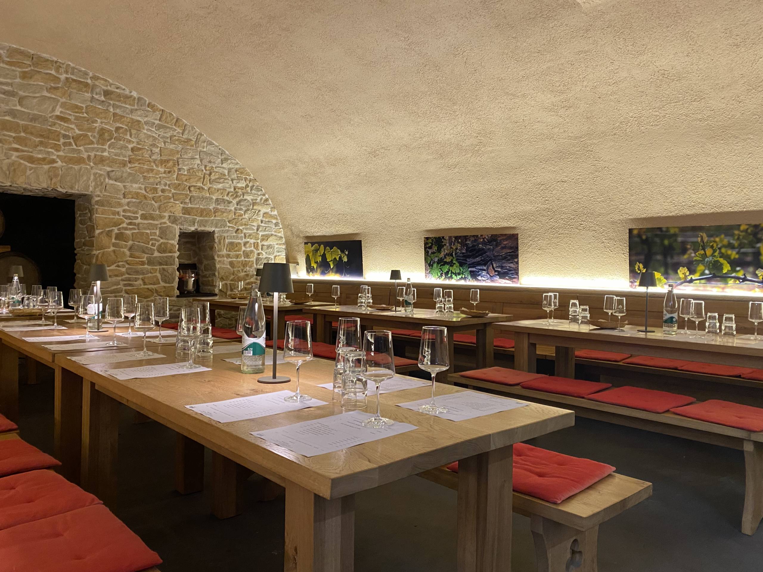 Festlich vorbereiteter Kellerraum im Weingut Weyh